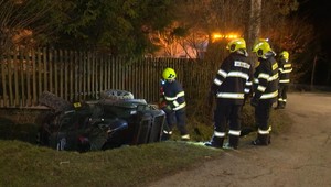 Pri nehode sa zranili dvaja ľudia: Štvorkolka skončila prevrátená v potoku