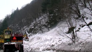 Na medzinárodnej ceste hrozí, že ju zavalí lavína