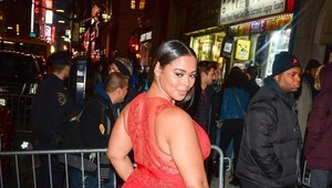 Plus size modelka v mega odvážnych šatách: Fíha, trúfli by ste si na TOTO?