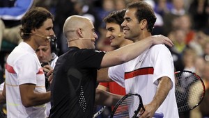 Na exhibícii pre pomoc Haiti sa iskrilo medzi Agassim a Samprasom