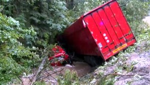 Búrka vyčíňala aj na cestách. Kamión pre šmyk skončil v potoku