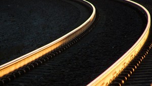 Žena v 8. mesiaci tehotenstva skočila pod vlak priamo pred ľuďmi na stanici