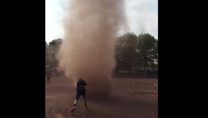 Futbalistov prerušilo minitornádo. Preskúmali ho zblízka