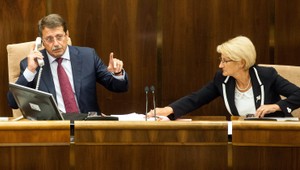 Nočné rokovanie parlamentu: Vypískaný Paška, porazené zlo