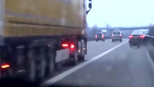 VIDEO: Po diaľnici sa rútil 240 km/h. Dostal šmyk a narazil do auta s deťmi