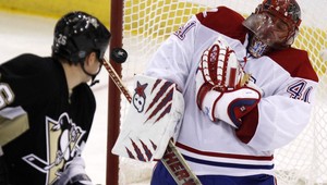 Crosby od zlosti zlomil hokejku, Halák ako ryba vo vode