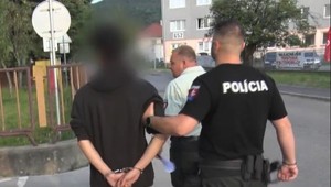 Dvere čerpacej stanice rozbíjal kameňmi, stolčekom a košom: Mladík kradol priamo pod kamerami