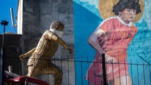 Pravidlá platia pre každého! Rúško dostal aj štvormetrový Maradona