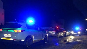 Policajná naháňačka: Na aute s kradnutými EČV vytrvalo unikal, no bezúspešne