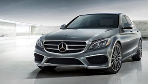 V najnovšej reklame Mercedesu prerobia legendárnu triedu C počas jazdy