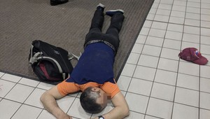 Počas krádeži zlodeja zmohol alkohol. Namiesto úteku, zaspal na mieste činu