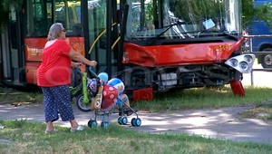 V Bratislave havaroval autobus, bolo v ňom 25 cestujúcich!