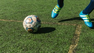 Chvíle hrôzy na trávniku. Slovenský futbalista SKOLABOVAL