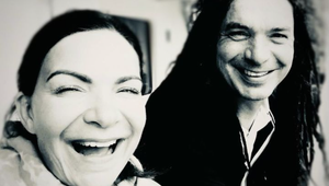 Zásnuby po 25 rokoch?! Česká speváčka sa dočkala poriadne zvláštneho snubného prsteňa!