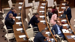 Máte zmätok v straníckych tričkách? Upracte si to