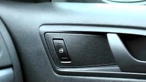 Chlapčeka (†2) zabilo elektricky ovládané okno auta