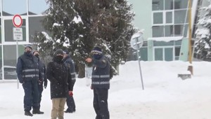 Muž autom narazil do policajta, ktorý riešil jeho priestupok. Z miesta činu ušiel