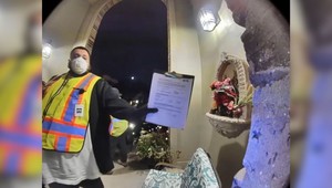 Falošní plynári zavraždili obchodníka. Zachytila ich kamera