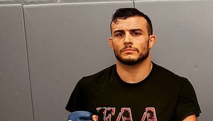 Chce zažiariť ako kvalitný bojovník. Nie chlap s jednou rukou