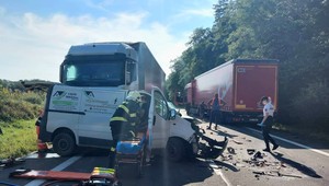 Zrážka dodávky s kamiónom si vyžiadala jednu obeť, úsek na Senicu je uzavretý