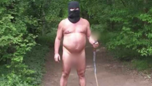 Nahý muž v kukle s napichnutou erotickou pomôckou na palici vyskočil na ženy z kríkov