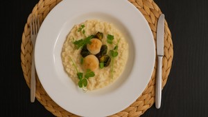 Krkovička so syrom a paprikou, šťuchané zemiaky a čerstvá zelenina