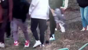 Zbili ho a nechali na zemi. Chlapca zachránili vďaka kamerám