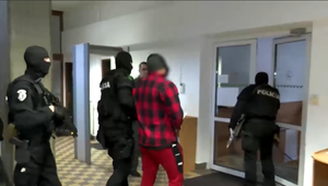 Zápasníka MMA prekvapila razia. Kriminalisti objavili plno zbraní