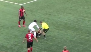 VIDEO. Výbuch rozhodcu. Bil a kopal dorastenca!