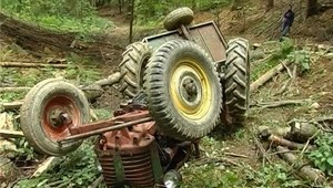 Tragédia! Prevrátený traktor pripravil o život mladého vodiča