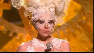 Lady Gaga sa na Brit Awards takmer rozplakala