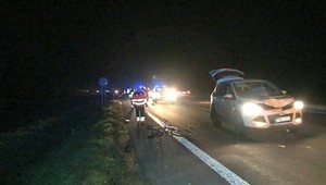 Smrteľná nehoda pri Plešivci. Auto zrazilo cyklistu (†52)