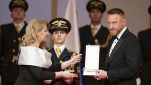 25 osobností si vyzdvihlo štátne vyznamenania od prezidentky, medzi nimi aj Hossa či Tóth
