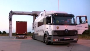 Vodič prevážal nebezpečné plyny. Colníci by bez skenu vozidla nemali šancu