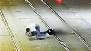 Brutálna bitka na Obchodnej ulici: Muža mal napadnúť len 17-ročný mladík