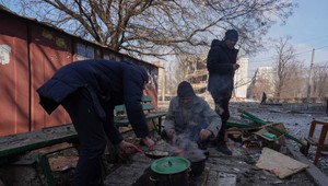 Štáb TV JOJ na Ukrajine: V zničených dedinách v Kyjevskej oblasti chýbajú ľuďom základné potraviny