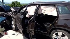 Po čelnej zrážke skončilo sedem osôb v nemocnici. Podľa informácií TV JOJ po vodičovi dodávky mala pátrať polícia