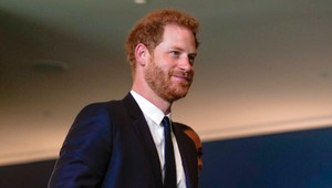 Harry sa náhle zjavil v Británii! Reakcia jeho otca a brata je veľavravná!