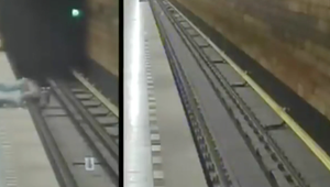 VIDEO: Bitka na stanici, ktorá len zázrakom neskončila smrťou. Metro už nestihlo dobrzdiť