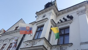 Žilina fandí Saganovi. Na radnici vyvesili jeho víťaznú vlajku