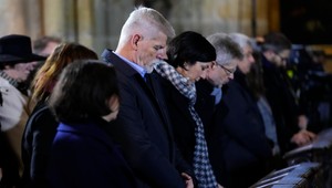 ONLINE: Odpustiť neznamená, že schvaľujeme zlo, odznelo na bohoslužbe v Prahe