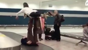 Nudíte sa na letiskách? Inšpirujte sa týmito turistami