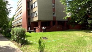 Mladík vyskočil z okna policajnej budovy. Je za tým smutný príbeh kamarátov