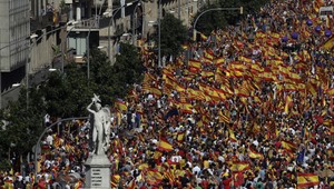 V uliciach Barcelony protestuje takmer milión ľudí, sú proti rozdeleniu Španielska