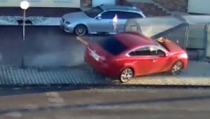 VIDEO: Auto v plnej rýchlosti nabúralo do zastávky MHD