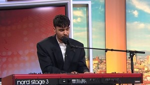 Hlboký basový hlas a pódiová extravagancia. To je Adam Pavlovčin