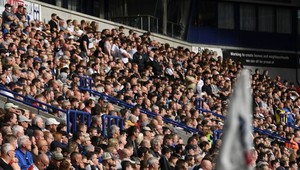 Na anglický futbal už aj s pivom, ubudne stávkoviek