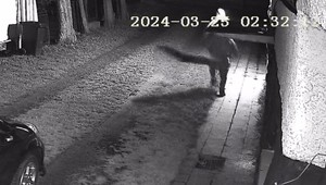 Muži sa vlámali uprostred noci do rodinného domu, keď majitelia spali