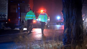 Čelná zrážka sa skončila tragicky, zo zdemolovaného vraku museli vodiča vyprostiť hasiči