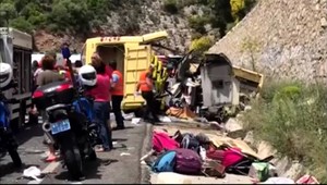 Vodič stratil kontrolu nad autobusom. Pád zo skál si vyžiadal 23 obetí